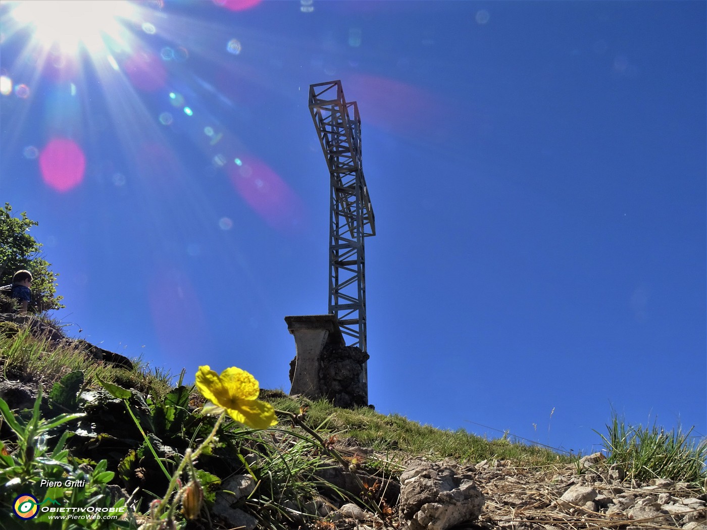 40 Alla croce di vetta del Monte Suchello (1541 m).JPG